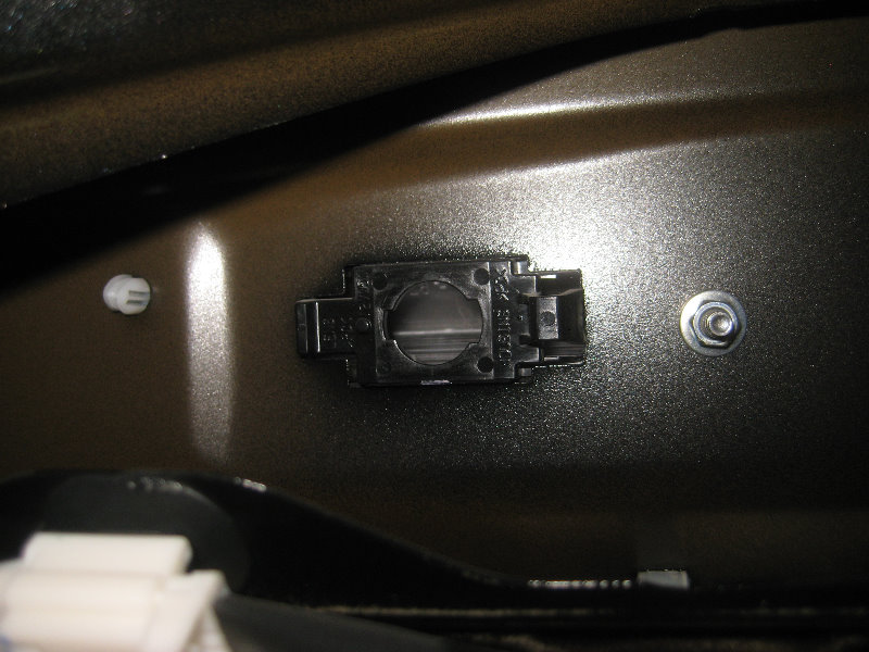 2015-2018-Nissan-Murano-License-Plate-Light-Bulbs-Replacement-Guide-022