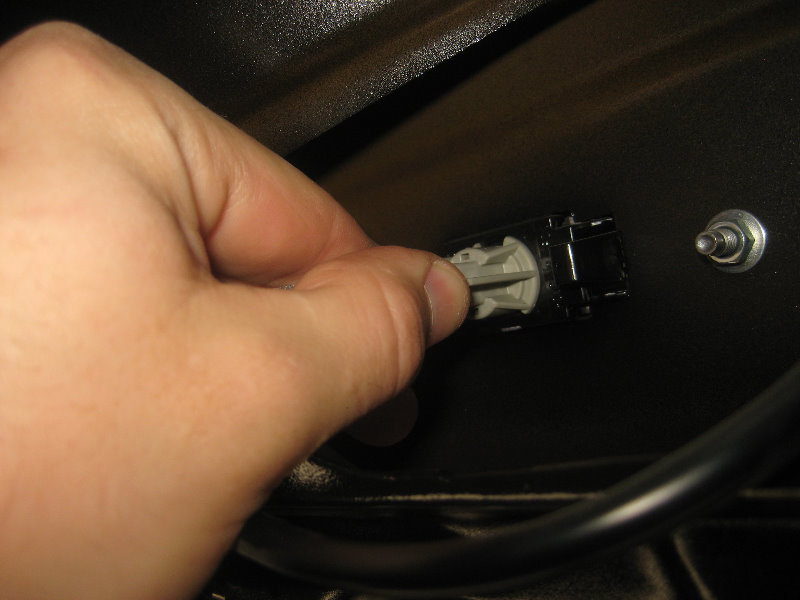 2015-2018-Nissan-Murano-License-Plate-Light-Bulbs-Replacement-Guide-023