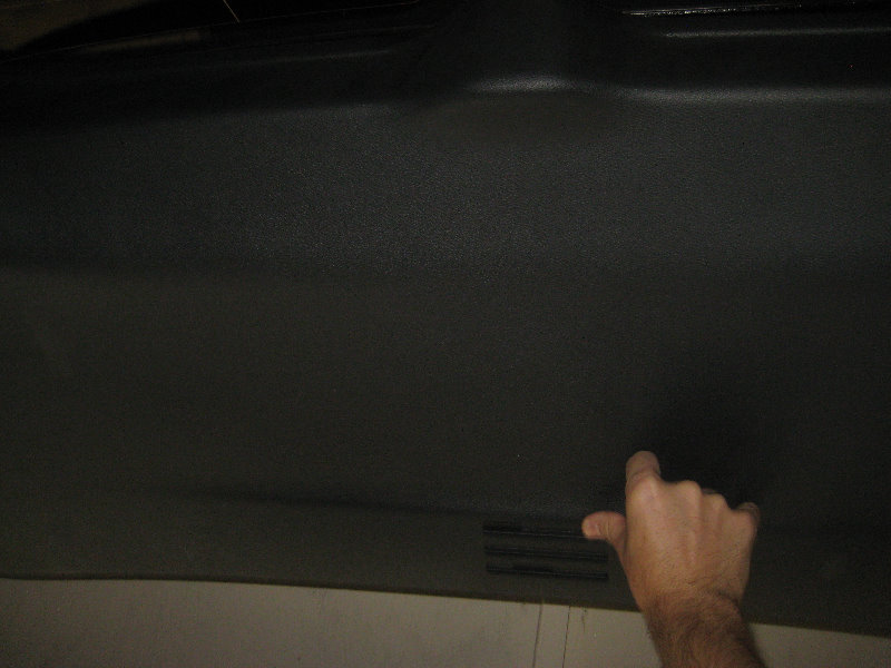 2015-2018-Nissan-Murano-License-Plate-Light-Bulbs-Replacement-Guide-024