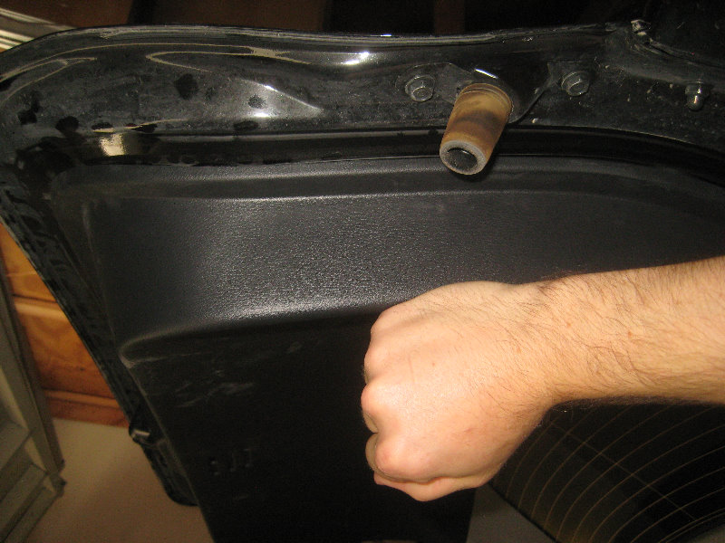 2015-2018-Nissan-Murano-License-Plate-Light-Bulbs-Replacement-Guide-025