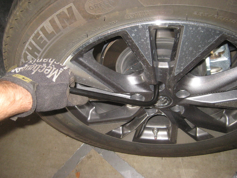 2015-2018-Nissan-Murano-Rear-Brake-Pads-Replacement-Guide-002