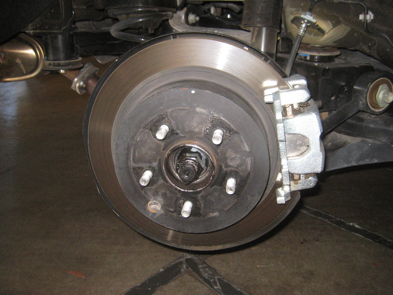 2015-2018-Nissan-Murano-Rear-Brake-Pads-Replacement-Guide-006