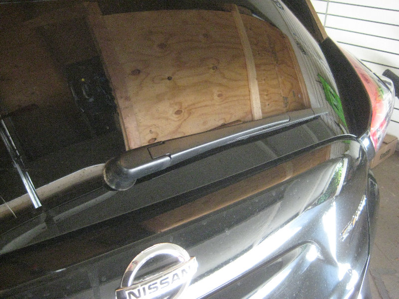 2015-2018-Nissan-Murano-Rear-Wiper-Blade-Replacement-Guide-001