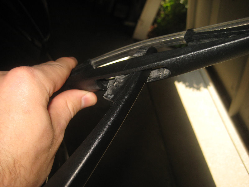 2015-2018-Nissan-Murano-Rear-Wiper-Blade-Replacement-Guide-005