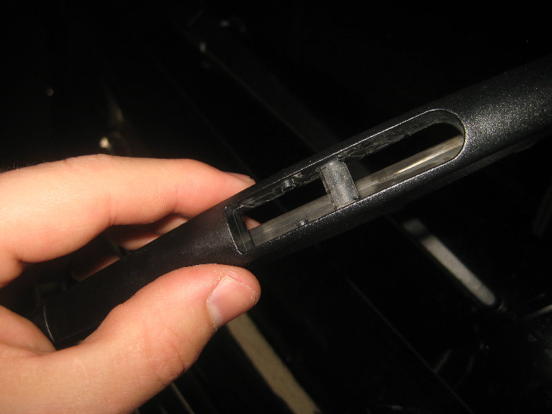 2015-2018-Nissan-Murano-Rear-Wiper-Blade-Replacement-Guide-007