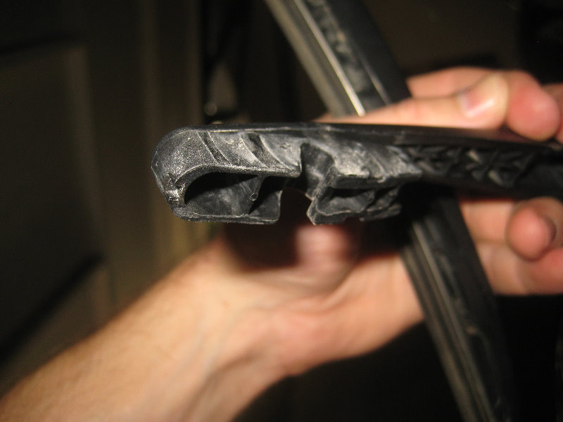 2015-2018-Nissan-Murano-Rear-Wiper-Blade-Replacement-Guide-008