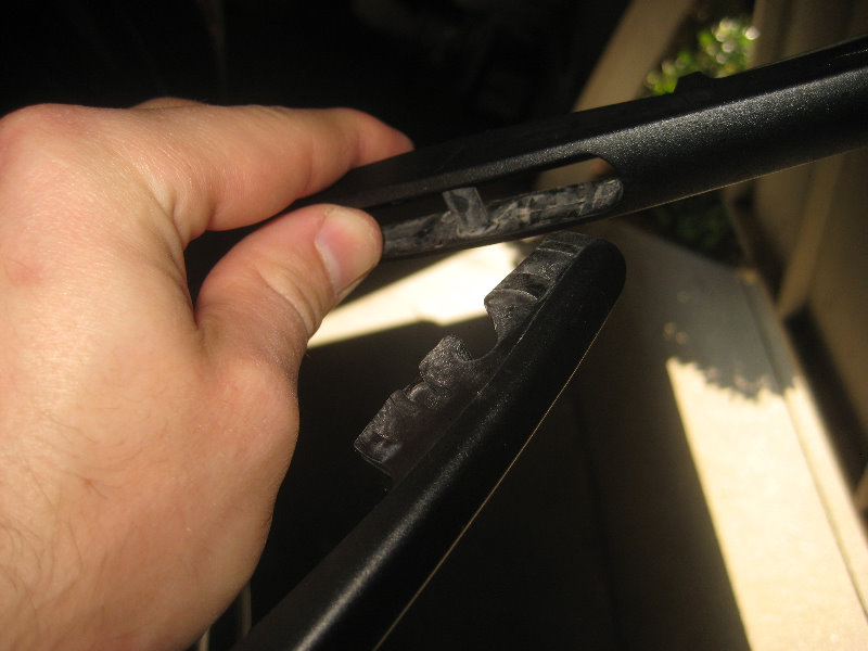 2015-2018-Nissan-Murano-Rear-Wiper-Blade-Replacement-Guide-009