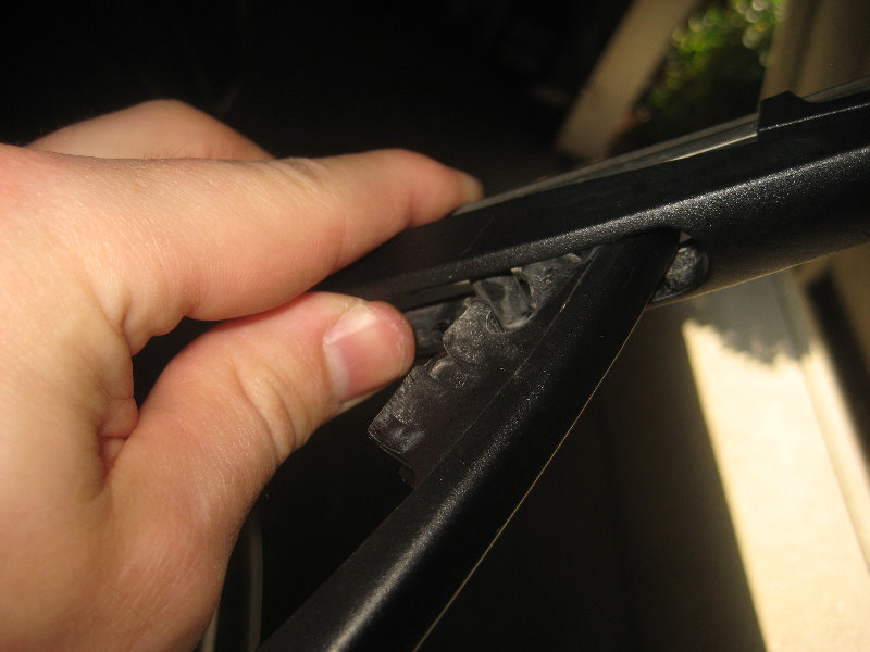 2015-2018-Nissan-Murano-Rear-Wiper-Blade-Replacement-Guide-010