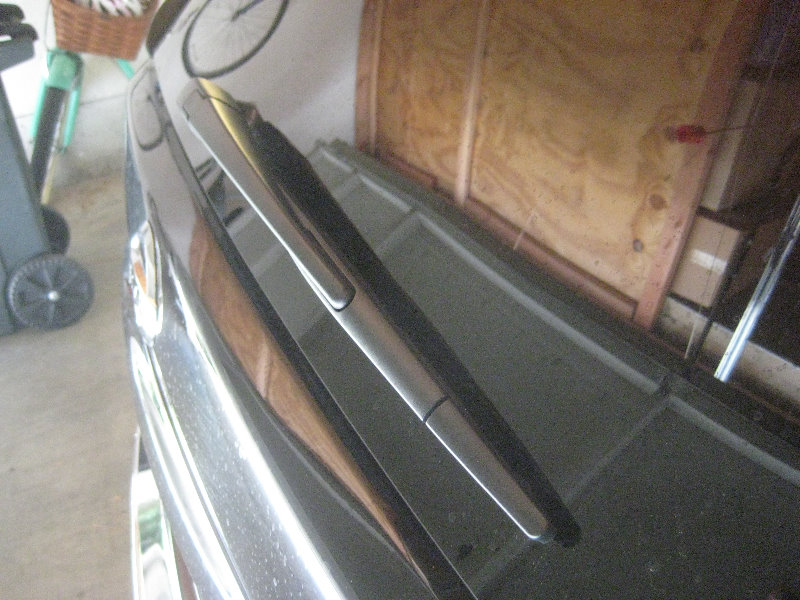 2015-2018-Nissan-Murano-Rear-Wiper-Blade-Replacement-Guide-014