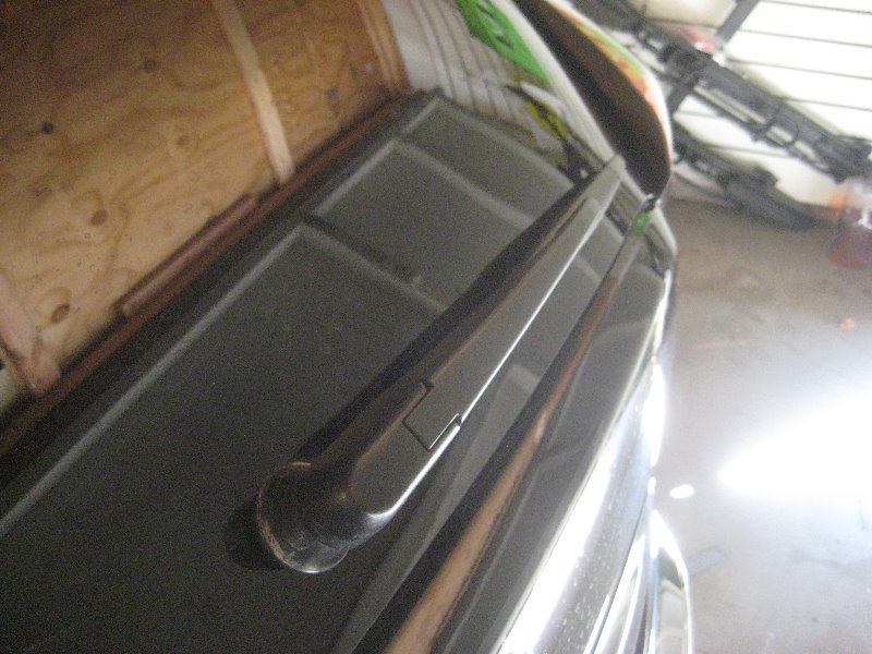 2015-2018-Nissan-Murano-Rear-Wiper-Blade-Replacement-Guide-015