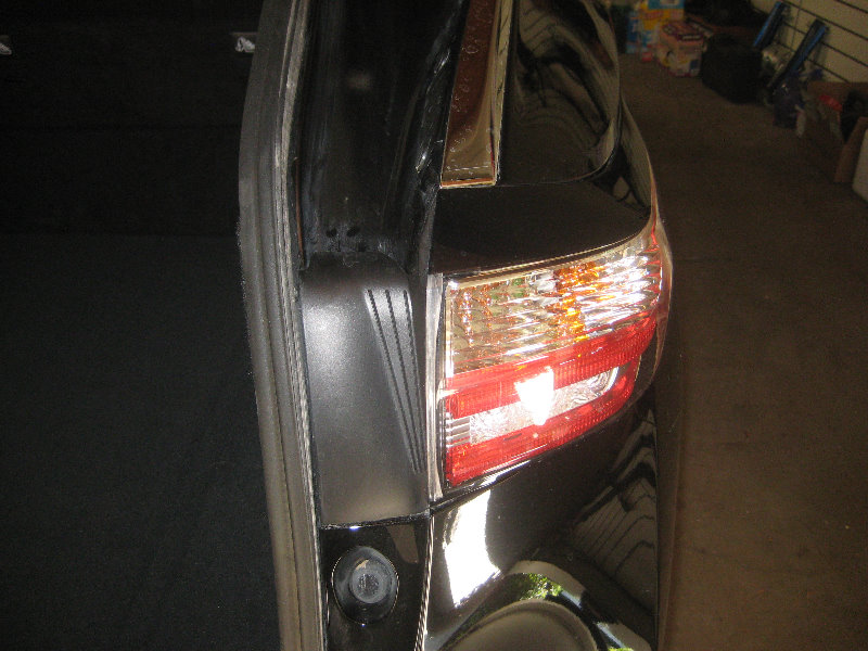 2015-2018-Nissan-Murano-Tail-Light-Bulbs-Replacement-Guide-002