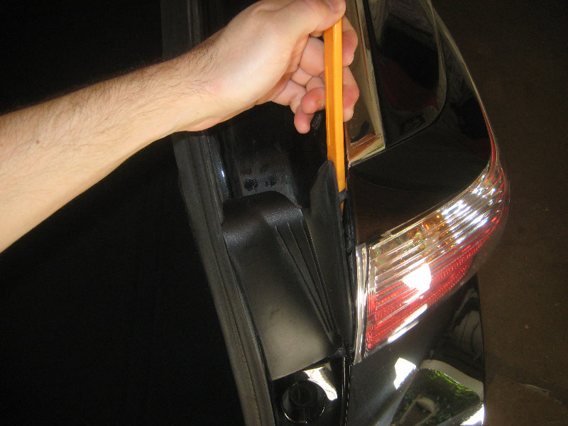 2015-2018-Nissan-Murano-Tail-Light-Bulbs-Replacement-Guide-004