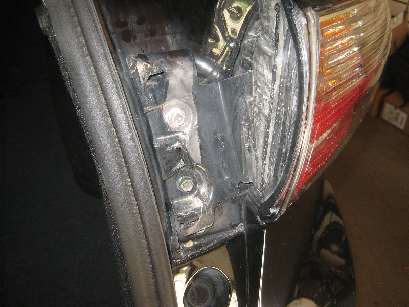 2015-2018-Nissan-Murano-Tail-Light-Bulbs-Replacement-Guide-006