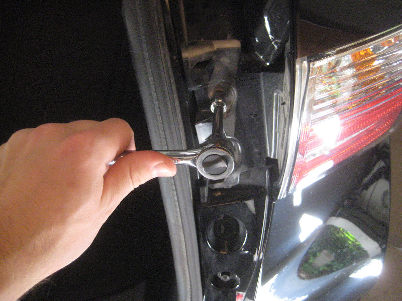 2015-2018-Nissan-Murano-Tail-Light-Bulbs-Replacement-Guide-007