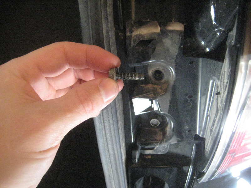 2015-2018-Nissan-Murano-Tail-Light-Bulbs-Replacement-Guide-008