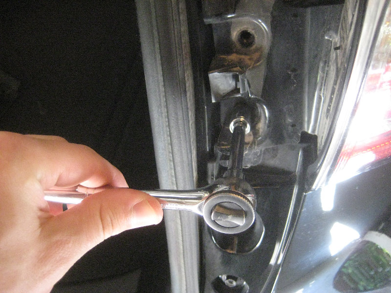 2015-2018-Nissan-Murano-Tail-Light-Bulbs-Replacement-Guide-009