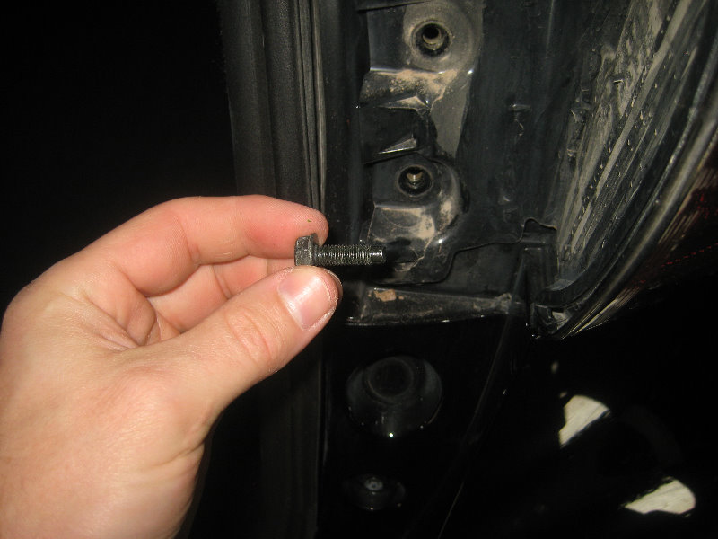 2015-2018-Nissan-Murano-Tail-Light-Bulbs-Replacement-Guide-010