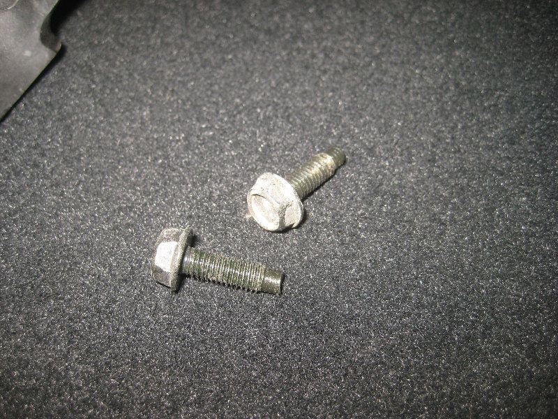 2015-2018-Nissan-Murano-Tail-Light-Bulbs-Replacement-Guide-011