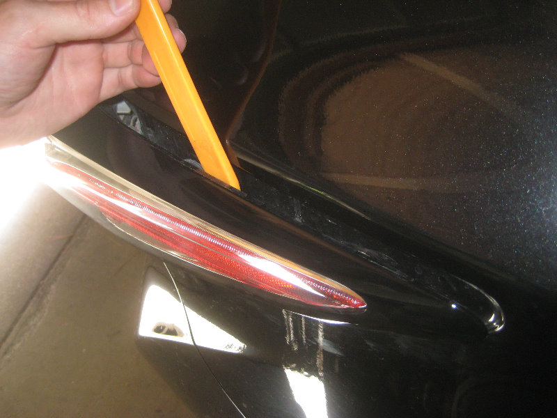 2015-2018-Nissan-Murano-Tail-Light-Bulbs-Replacement-Guide-013