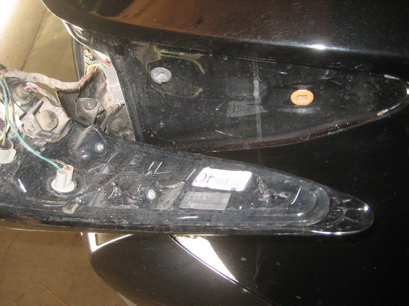 2015-2018-Nissan-Murano-Tail-Light-Bulbs-Replacement-Guide-014