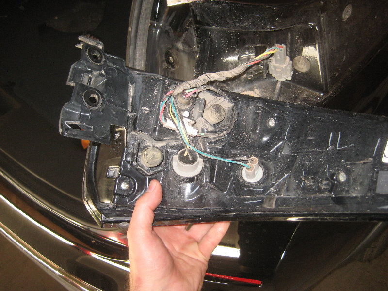 2015-2018-Nissan-Murano-Tail-Light-Bulbs-Replacement-Guide-015