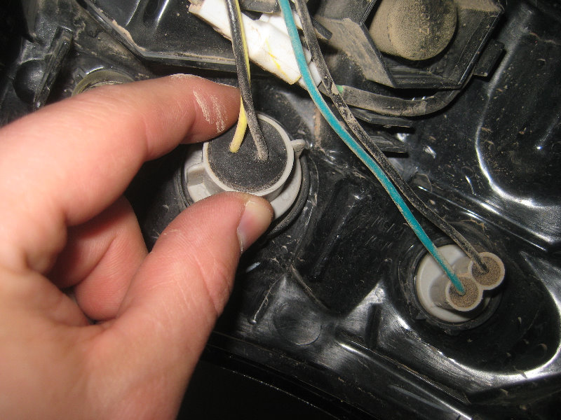 2015-2018-Nissan-Murano-Tail-Light-Bulbs-Replacement-Guide-016