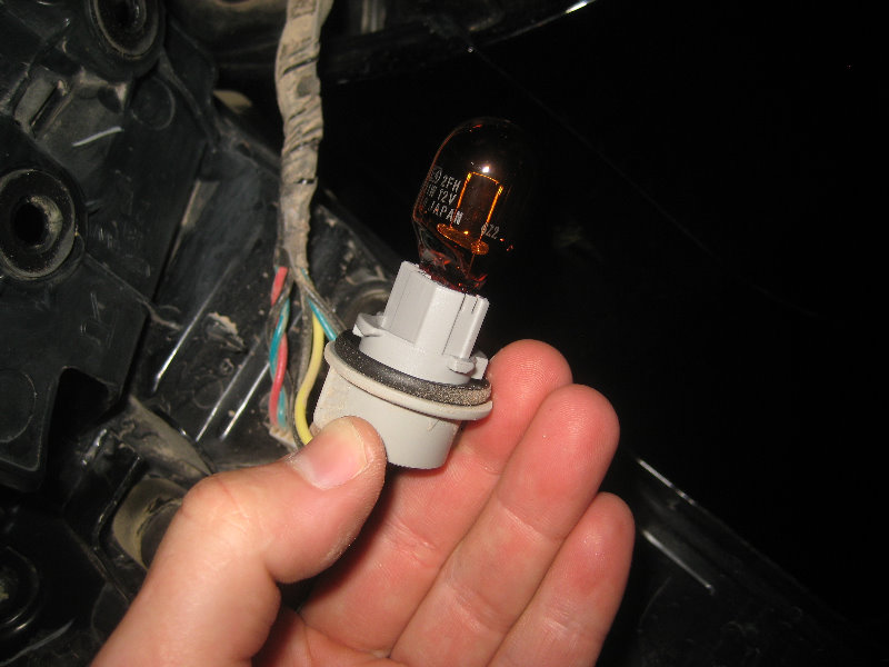 2015-2018-Nissan-Murano-Tail-Light-Bulbs-Replacement-Guide-017