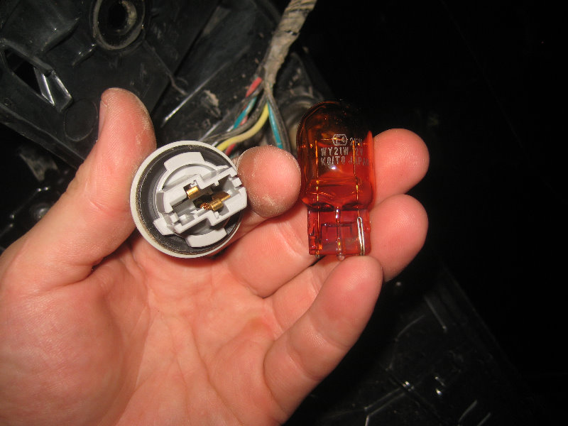 2015-2018-Nissan-Murano-Tail-Light-Bulbs-Replacement-Guide-018