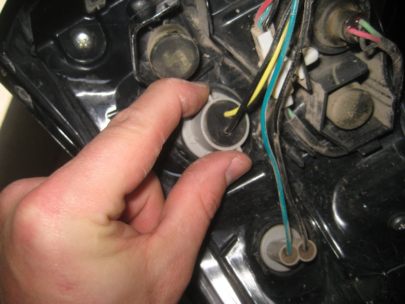 2015-2018-Nissan-Murano-Tail-Light-Bulbs-Replacement-Guide-020