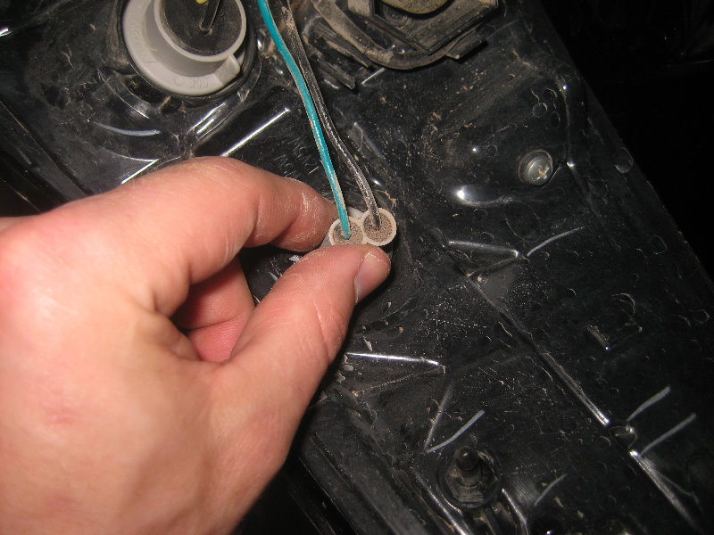 2015-2018-Nissan-Murano-Tail-Light-Bulbs-Replacement-Guide-021