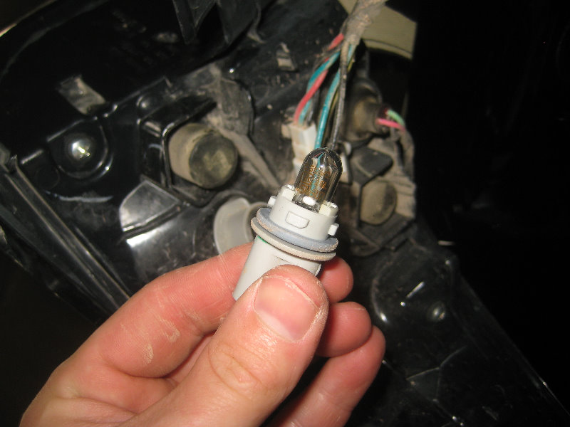 2015-2018-Nissan-Murano-Tail-Light-Bulbs-Replacement-Guide-022