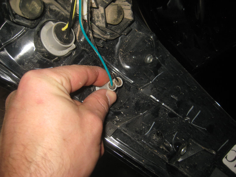 2015-2018-Nissan-Murano-Tail-Light-Bulbs-Replacement-Guide-024