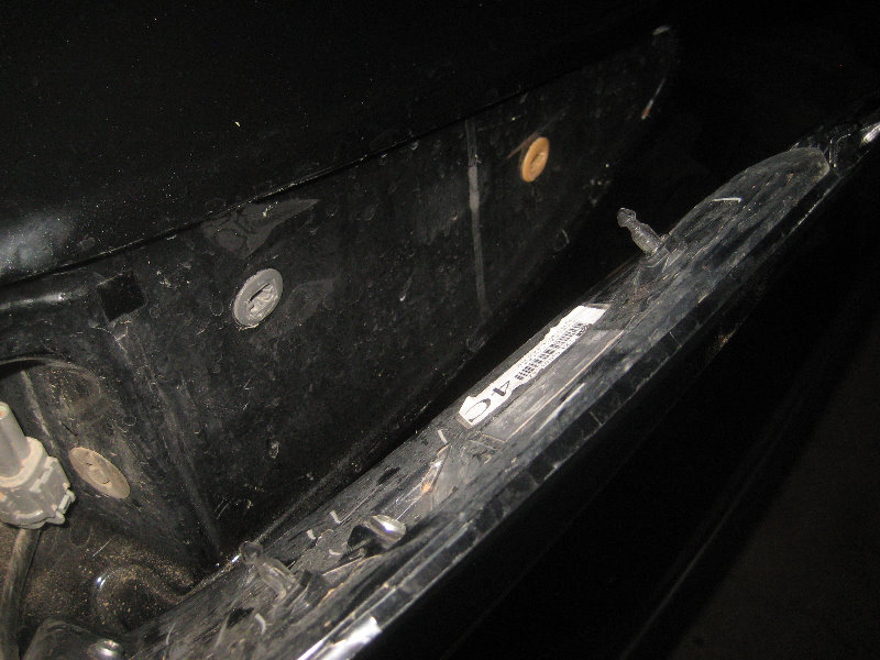 2015-2018-Nissan-Murano-Tail-Light-Bulbs-Replacement-Guide-025