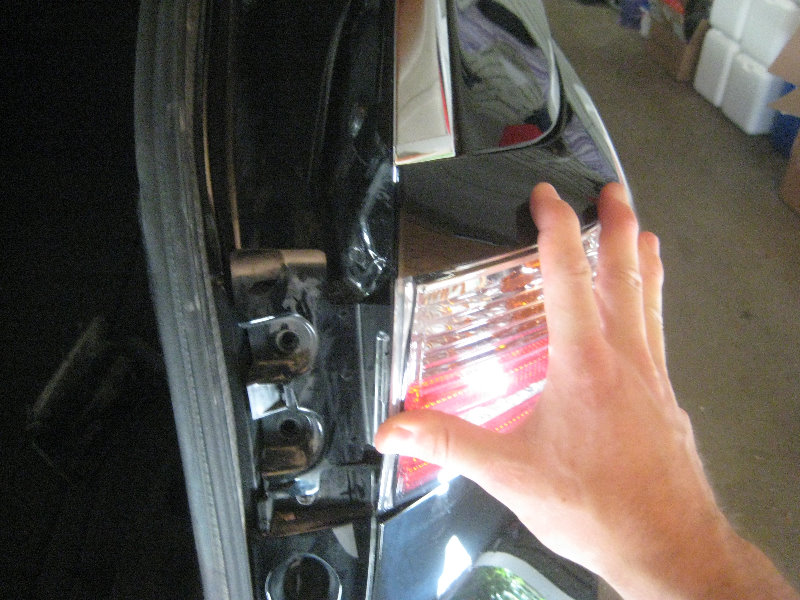 2015-2018-Nissan-Murano-Tail-Light-Bulbs-Replacement-Guide-028