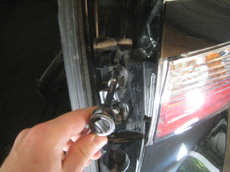 2015-2018-Nissan-Murano-Tail-Light-Bulbs-Replacement-Guide-029