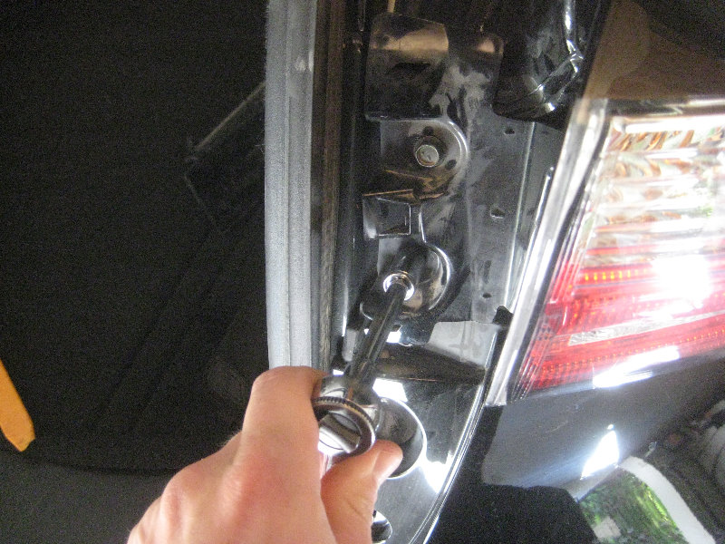 2015-2018-Nissan-Murano-Tail-Light-Bulbs-Replacement-Guide-030