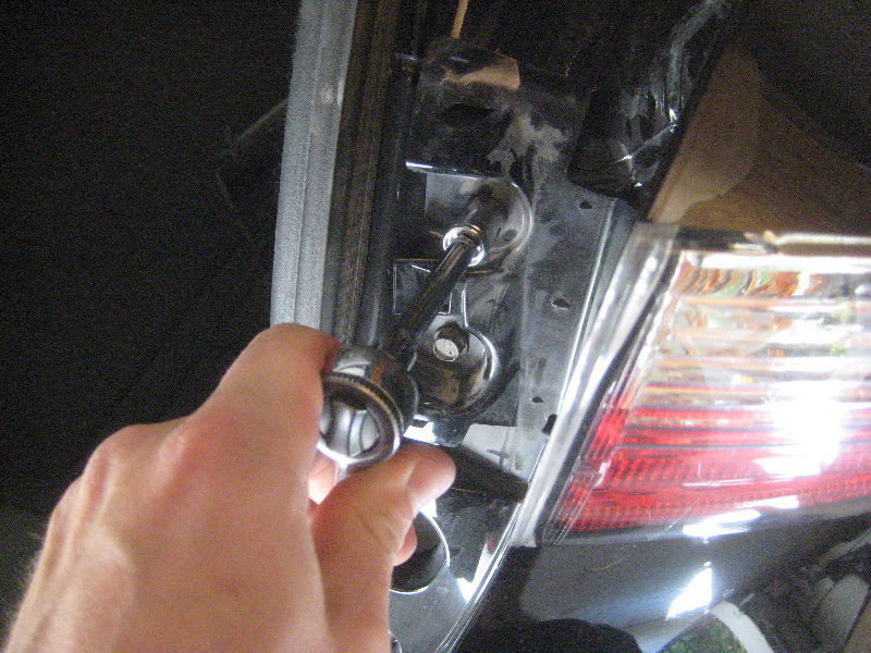 2015-2018-Nissan-Murano-Tail-Light-Bulbs-Replacement-Guide-031