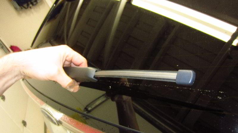 2015-2019-Ford-Edge-Rear-Wiper-Blade-Replacement-Guide-002