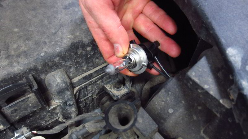 2016-2020-Kia-Sorento-Headlight-Bulbs-Replacement-Guide-010