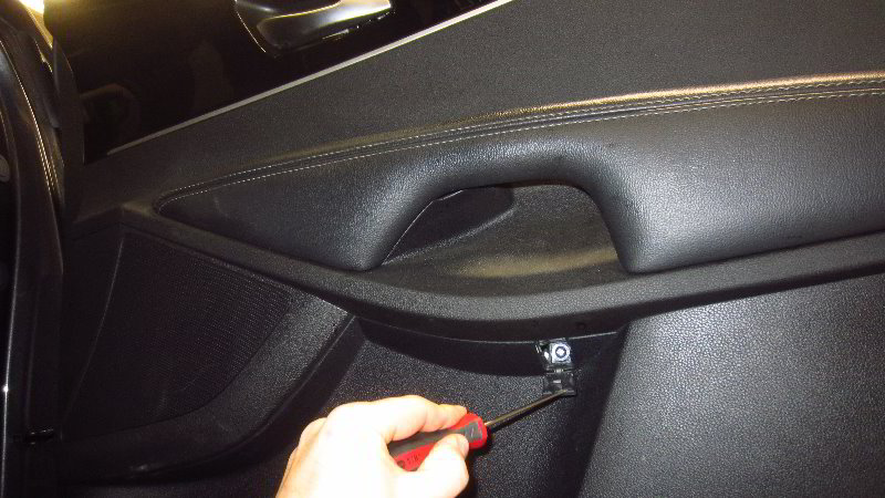2016-2020-Kia-Sorento-Plastic-Interior-Door-Panel-Removal-Guide-004