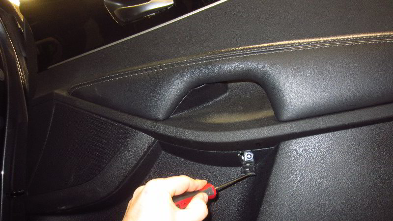 2016-2020-Kia-Sorento-Plastic-Interior-Door-Panel-Removal-Guide-004