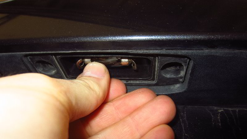 2016-2020-Kia-Sorento-License-Plate-Light-Bulbs-Replacement-Guide-014