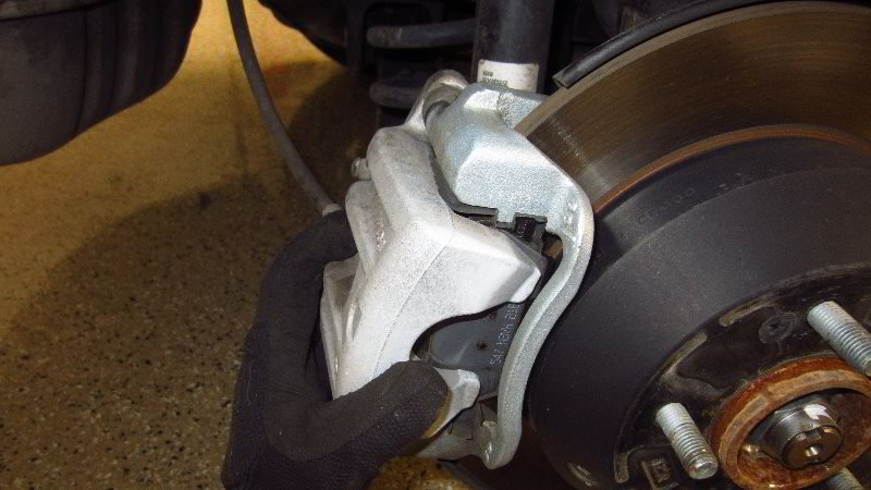 2016-2020-Kia-Sorento-Rear-Brake-Pads-Replacement-Guide-012