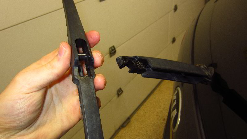 2016-2020-Kia-Sorento-Rear-Window-Wiper-Blade-Replacement-Guide-012