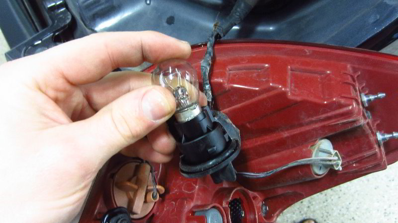 2016-2020-Kia-Sorento-Tail-Light-Bulbs-Replacement-Guide-016