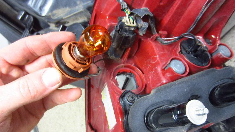 2016-2020-Kia-Sorento-Tail-Light-Bulbs-Replacement-Guide-022