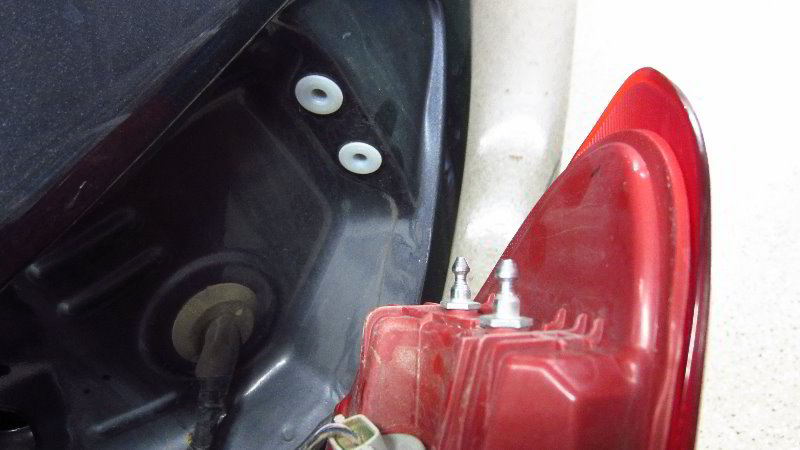 2016-2020-Kia-Sorento-Tail-Light-Bulbs-Replacement-Guide-029