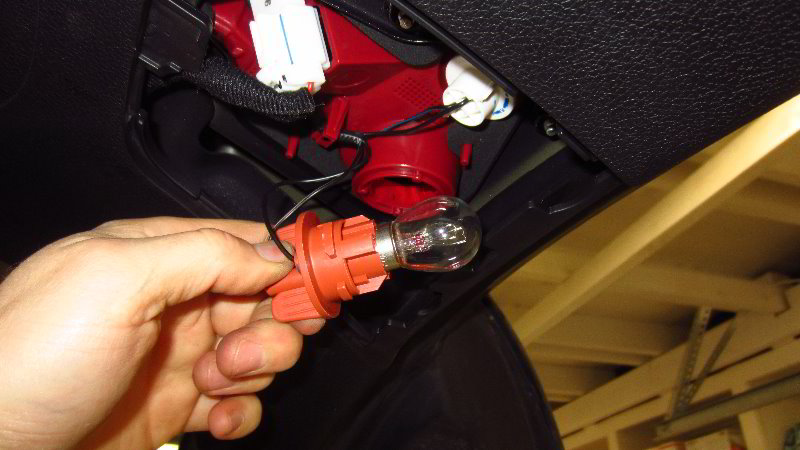 2016-2020-Kia-Sorento-Tail-Light-Bulbs-Replacement-Guide-043
