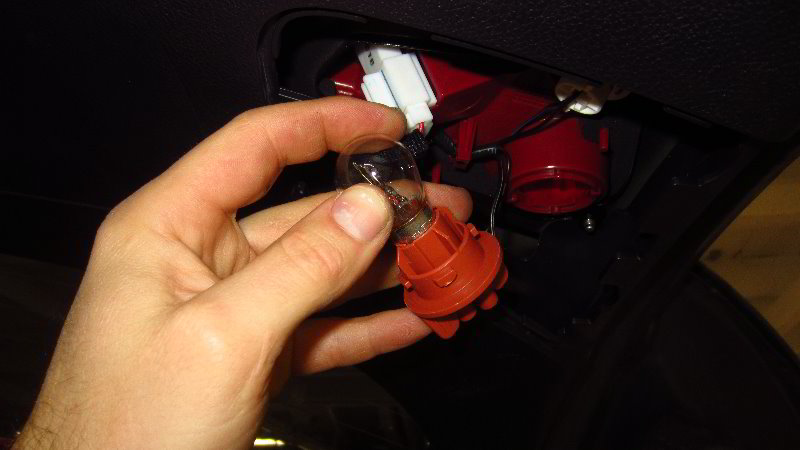 2016-2020-Kia-Sorento-Tail-Light-Bulbs-Replacement-Guide-045
