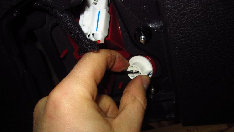 2016-2020-Kia-Sorento-Tail-Light-Bulbs-Replacement-Guide-047